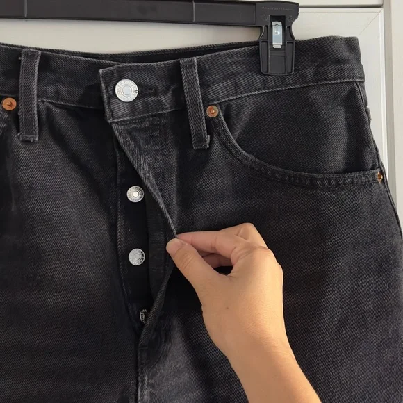 Re/Done Distressed Cut Off Shorts in Destroyed Shadow Black Size 30